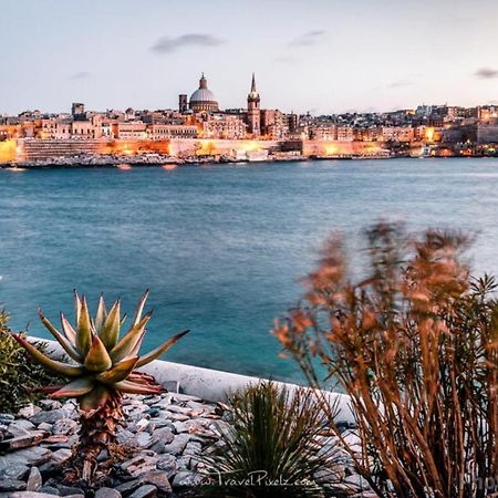 Exceptional 3-Bedroom Apartment, Sliema - Tigne Point! Екстер'єр фото