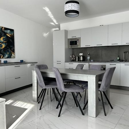 Exceptional 3-Bedroom Apartment, Sliema - Tigne Point! Екстер'єр фото