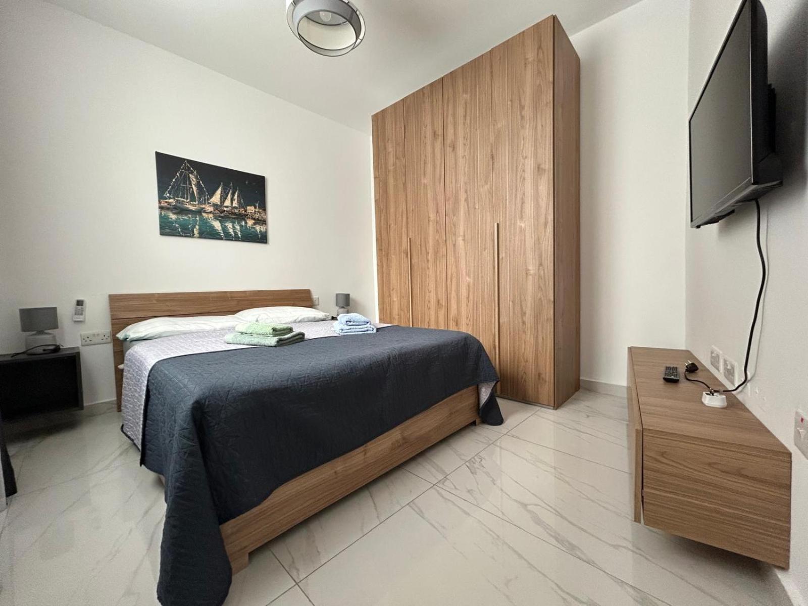 Exceptional 3-Bedroom Apartment, Sliema - Tigne Point! Екстер'єр фото