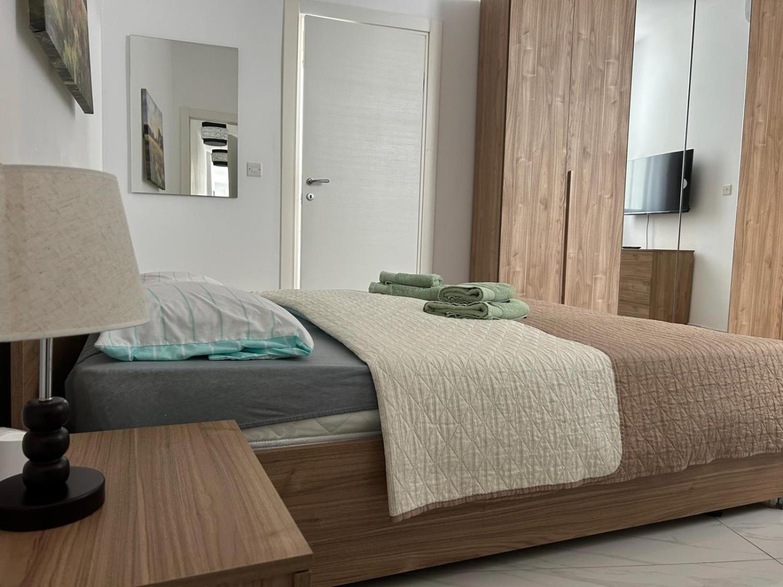 Exceptional 3-Bedroom Apartment, Sliema - Tigne Point! Екстер'єр фото