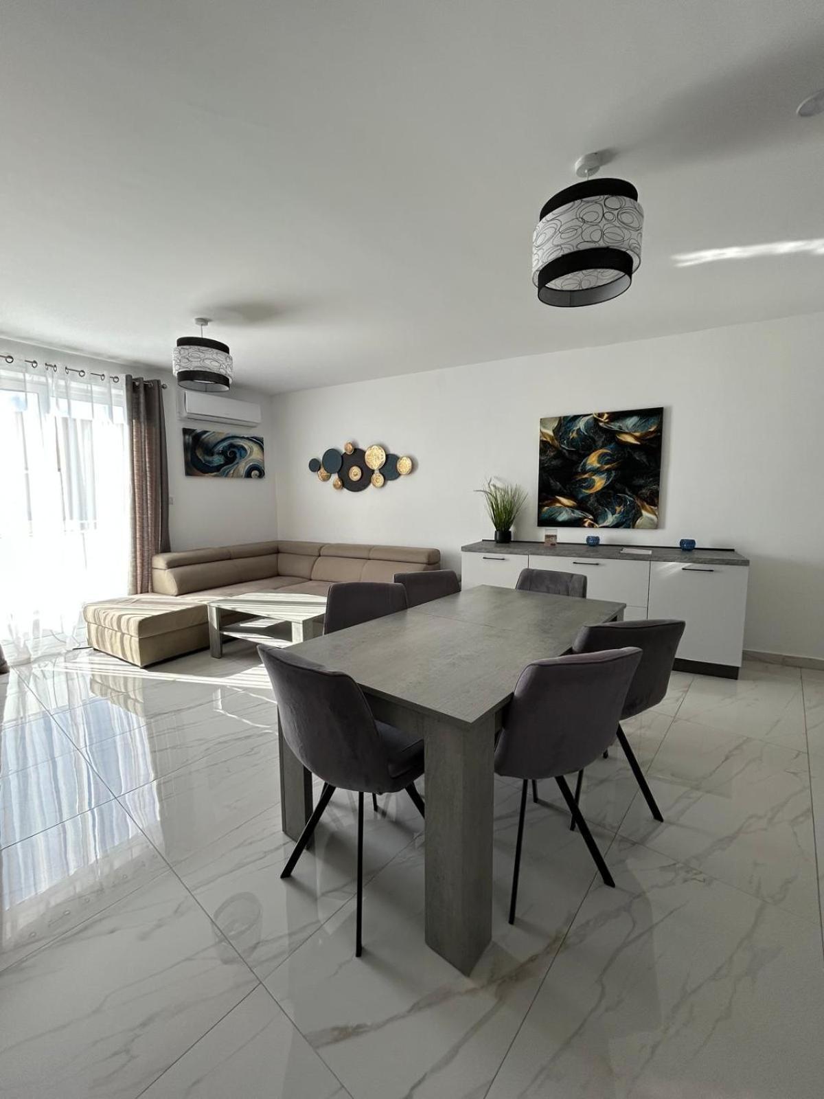 Exceptional 3-Bedroom Apartment, Sliema - Tigne Point! Екстер'єр фото