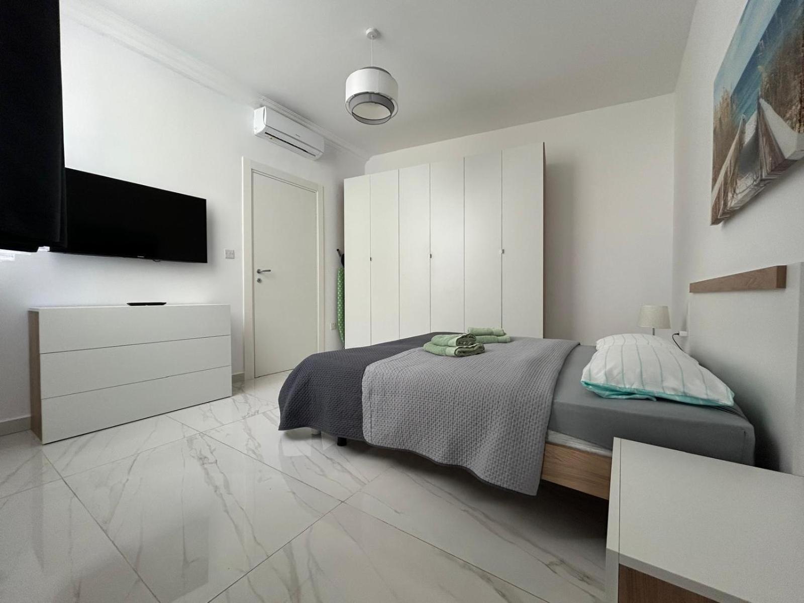 Exceptional 3-Bedroom Apartment, Sliema - Tigne Point! Екстер'єр фото