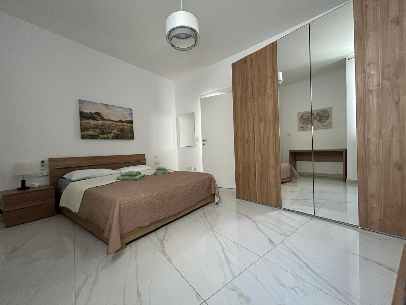 Exceptional 3-Bedroom Apartment, Sliema - Tigne Point! Екстер'єр фото