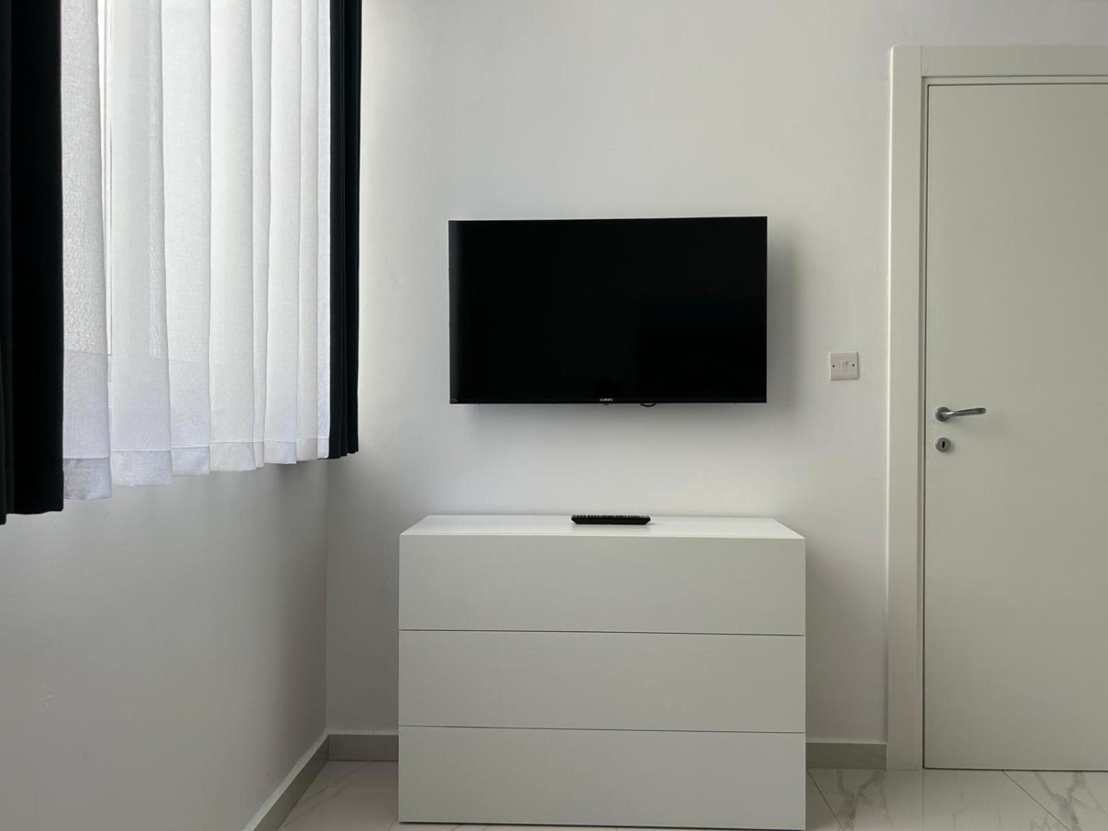 Exceptional 3-Bedroom Apartment, Sliema - Tigne Point! Екстер'єр фото